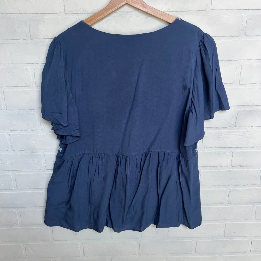 Olive Ave Blue White Floral Rose Embroidered Peplum Style Top Blouse -sz L - Picture 2 of 5